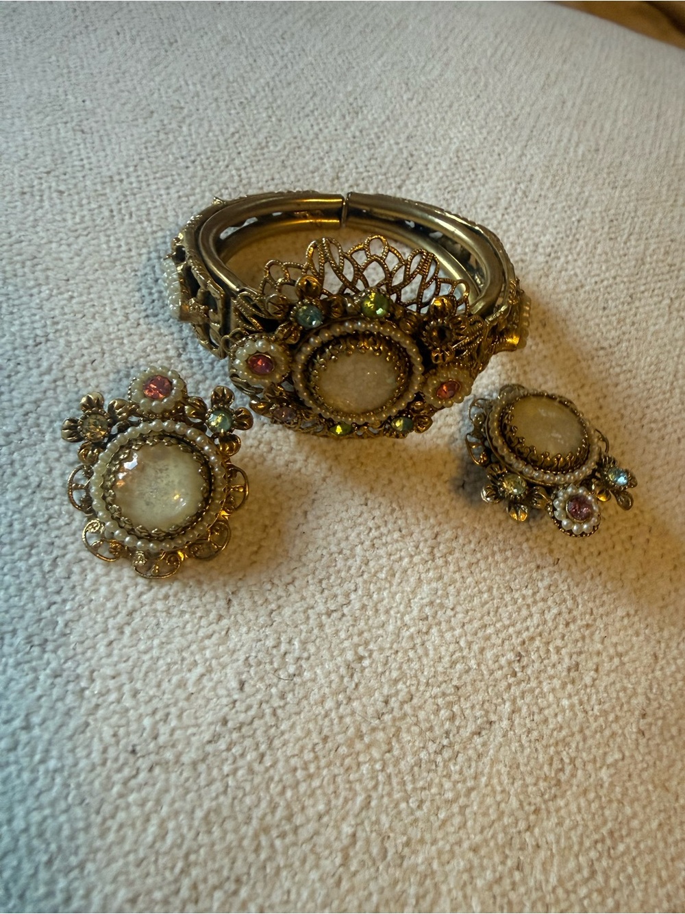 Vintage SELRO Signed Bracelet & Clip On Earrings Set Rhinestone Pearl